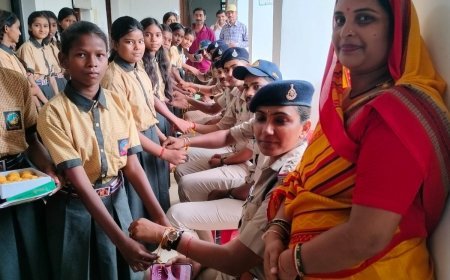 सरस्वती विद्यालय की छात्राओं ने पुलिस कर्मियों को बांधी राखी, दिया सुरक्षा और विश्वास का संदेश