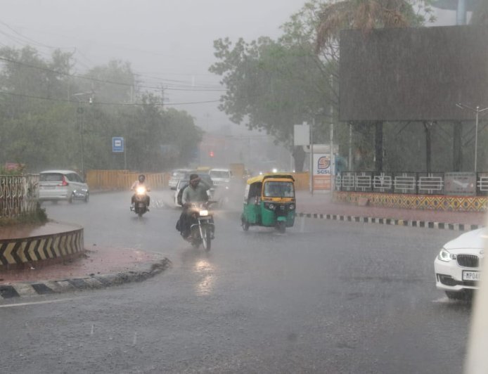 मध्यप्रदेश में झमाझम बारिश, नदी-नाले उफान पर; आज 14 जिलों में भारी बारिश का अलर्ट