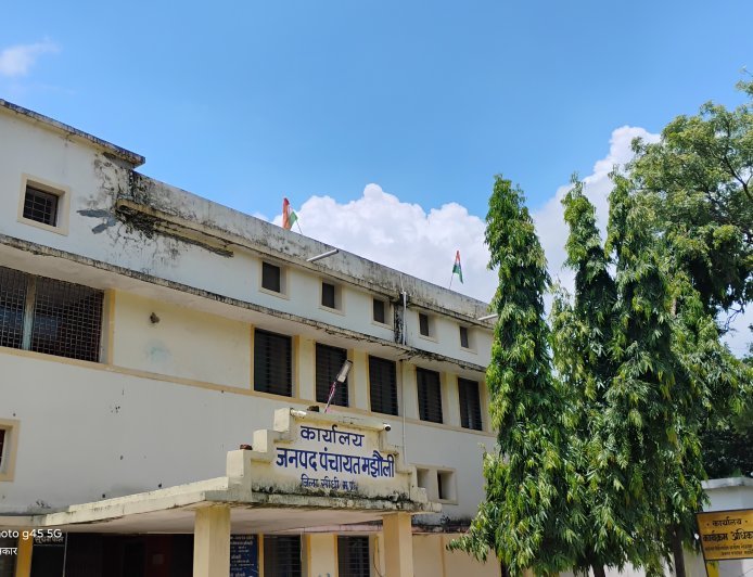 मझौली: 7 लापरवाह रोजगार सहायकों पर हुई कार्रवाई, सीईओ ने काटा वेतन