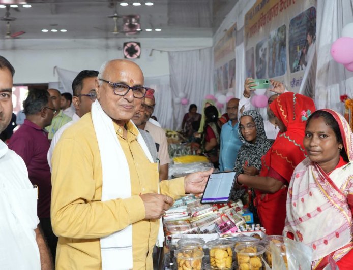 Sidhi News: आजीविका राखी मेले में पहुंचे सांसद डॉ. राजेश मिश्रा,अब तक 1.85 लाख रुपये की बिक्री