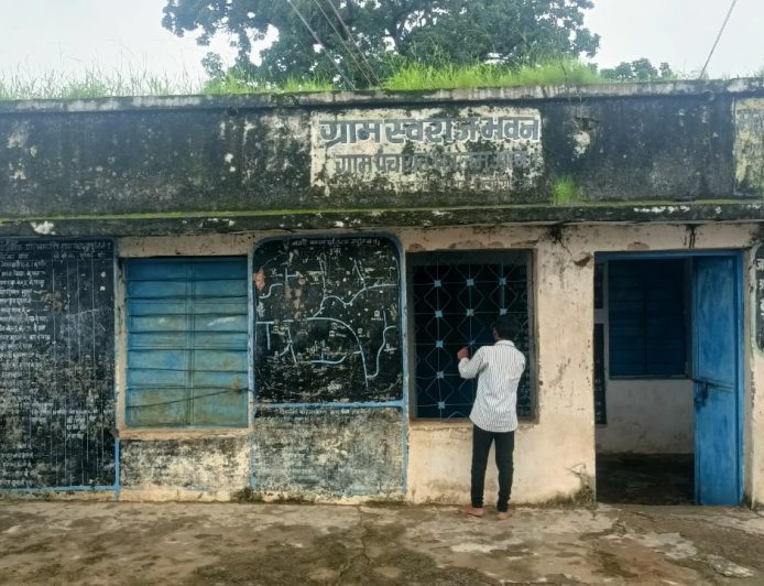 मझौली: जर्जर भवन के कारण निजी कमरे में चल रही ग्राम पंचायत, डेढ़ साल से परेशान हो रहे ग्रामवासी