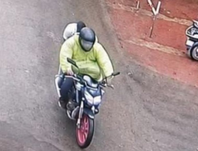 सीधी में दिनदहाड़े कोर्ट के सामने महिला से कट्टा अड़ाकर लूट, CCTV  में दिखे नकाबपोश