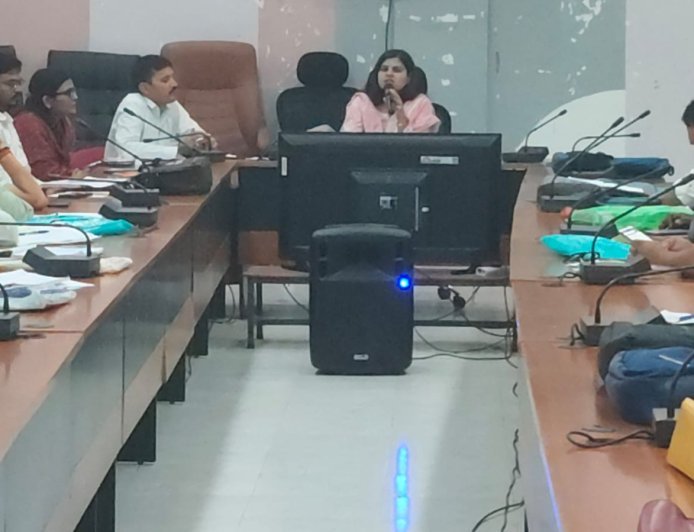 सीधी: 10 पटवारियों को कारण बताओ नोटिस, लापरवाही पर SDM सख्त, लंबित मामलों के त्वरित निराकरण के निर्देश
