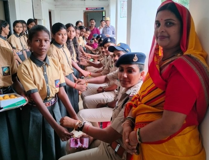 सरस्वती विद्यालय की छात्राओं ने पुलिस कर्मियों को बांधी राखी, दिया सुरक्षा और विश्वास का संदेश