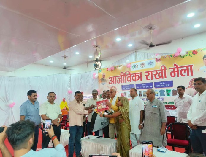सीधी में लगे राखी मेले में स्व-सहायता समूह की दीदियों के उत्पादों को मिला प्रोत्साहन