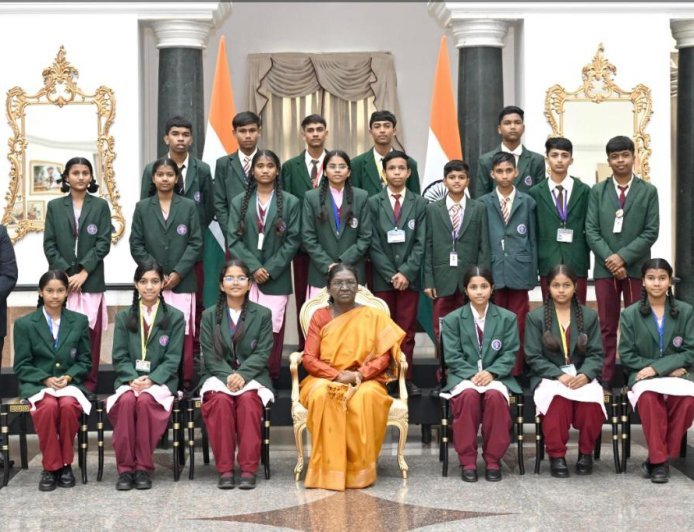मीनाक्षी सिंह के शानदार प्रदर्शन के बाद राष्ट्रपति भवन तक पहुंची एकलव्य विद्यालय टंसार की छात्रा