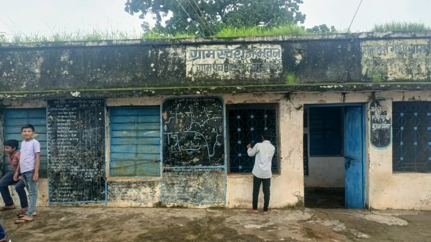 मझौली: जर्जर भवन के कारण निजी कमरे में चल रही ग्राम पंचायत, डेढ़ साल से परेशान हो रहे ग्रामवासी
