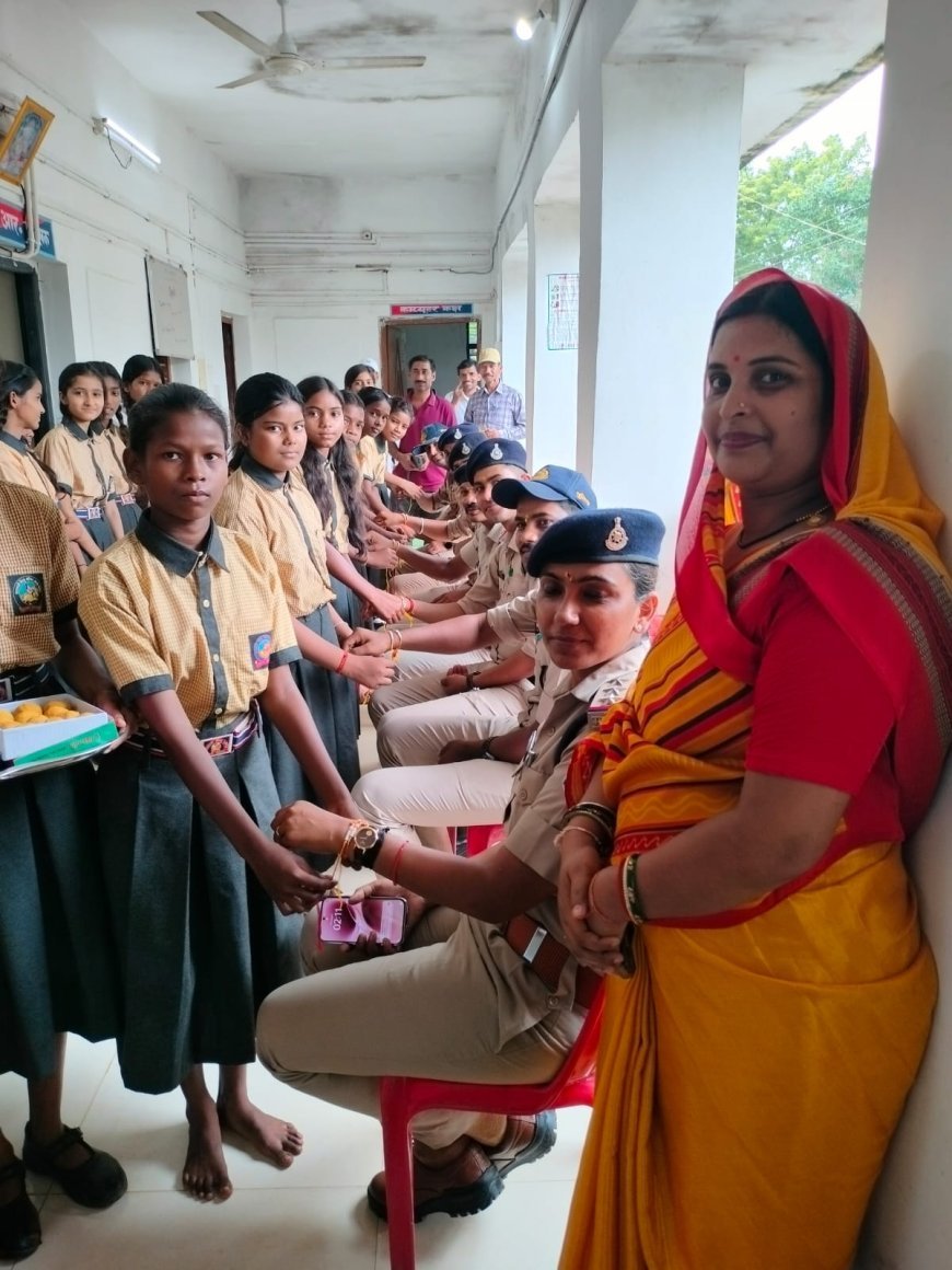सरस्वती विद्यालय की छात्राओं ने पुलिस कर्मियों को बांधी राखी, दिया सुरक्षा और विश्वास का संदेश