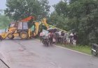 मझौली में अनियंत्रित होकर पलटी यात्री बस, सड़क से नीचे गिरी, 25-30 यात्री थे सवार