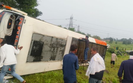 बाइक सवार को बचाने के चक्कर में पलटी यात्री बस, एक की मौत, कई यात्री घायल; परासी गांव के पास हुआ हादसा