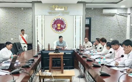 सड़क निर्माण में लापरवाही पर रीवा कमिश्नर की सख्ती: समय पर कार्य पूरा न करने वाले ठेकेदार होंगे ब्लैकलिस्ट, अधिकारियों पर भी कार्रवाई के निर्देश