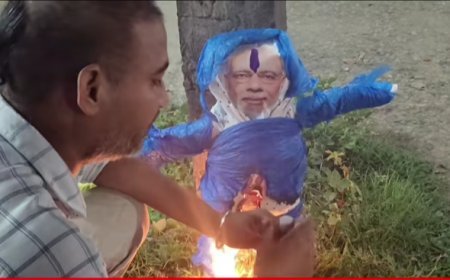 PM के जन्मदिन पर सीधी में प्रधानमंत्री के पुतले में लगाई आग , एक घंटे बिजली बंद रख जताया आक्रोश