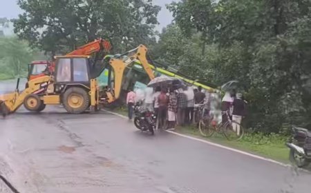 मझौली में अनियंत्रित होकर पलटी यात्री बस, सड़क से नीचे गिरी, 25-30 यात्री थे सवार