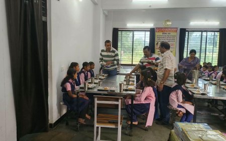 सीधी कलेक्टर विकास मिश्रा ने कन्या आश्रम का किया आकस्मिक निरीक्षण