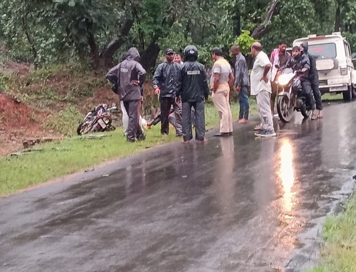 बाइक अनियंत्रित होकर फिसली, तीन युवक घायल, हालत गंभीर,डायल-112 ने पहुंचाया अस्पताल