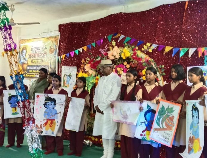 कुसमी के टमसार में श्रीकृष्ण की लीलाओं की मनमोहक प्रस्तुतियों ने मोहा मन, सांस्कृतिक कार्यक्रमों और चित्र प्रदर्शनी ने बांधा समां