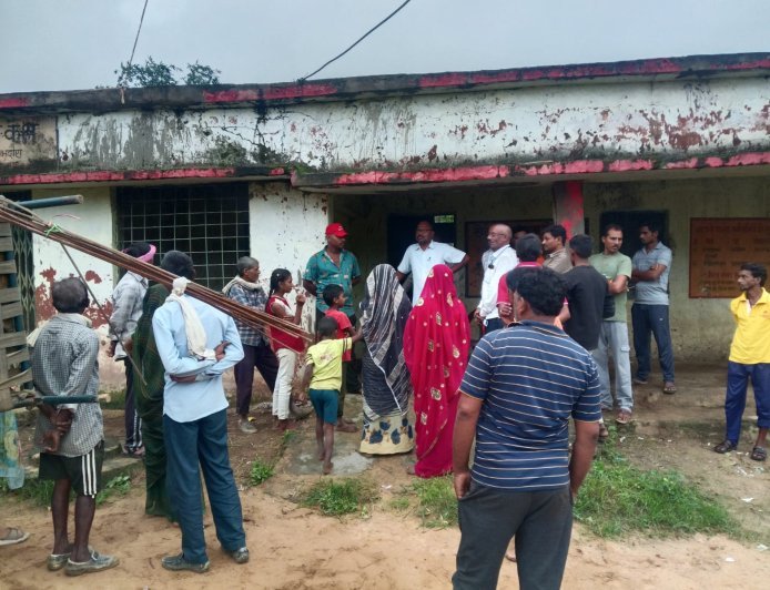Sidhi News: बारिश में महिला का घर गिरा, 4 बच्चों संग हुई बेघर, तहसीलदार ने स्कूल में दिलाया आश्रय