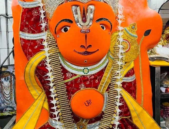 MP, Ujjain News अडिग खड़े हनुमान: 170 साल पुराने मंदिर का ढांचा हटा, लेकिन प्रतिमा को हटाने में फेल हुआ विज्ञान, इंजीनियर और बुलडोजर भी हारे