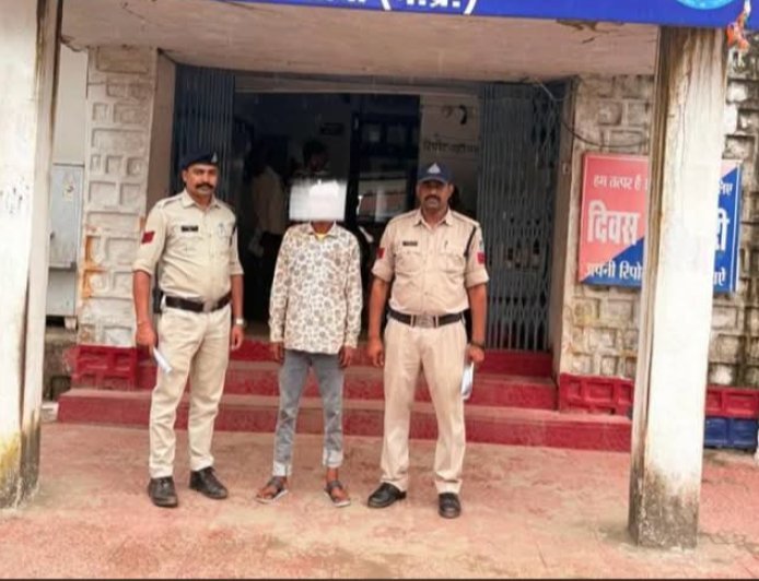Sidhi News: दुर्गा मंदिर में हुई चोरी का पुलिस ने किया खुलासा: आरोपी गिरफ्तार,सोने चांदी का सामान बरामद