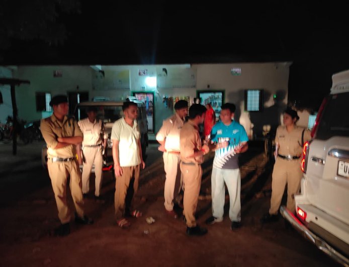 जब ग्राहक बनकर पहुंचे मझौली SDM, आबकारी और पुलिस विभाग ने मिलकर अवैध कारोबार के खिलाफ की कार्यवाही