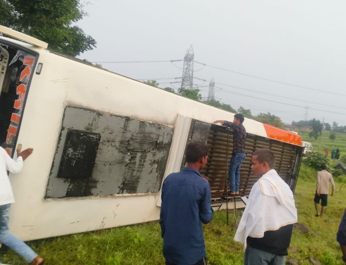 बाइक सवार को बचाने के चक्कर में पलटी यात्री बस, एक की मौत, कई यात्री घायल; परासी गांव के पास हुआ हादसा