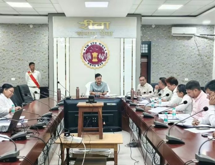 सड़क निर्माण में लापरवाही पर रीवा कमिश्नर की सख्ती: समय पर कार्य पूरा न करने वाले ठेकेदार होंगे ब्लैकलिस्ट, अधिकारियों पर भी कार्रवाई के निर्देश