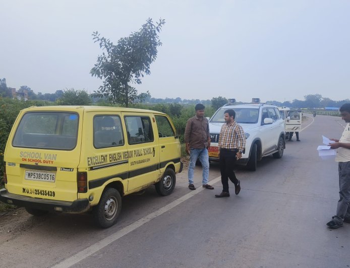 Sidhi News: सीधी में स्कूल वाहनों की हुई जांच ,12 वाहनों पर ₹18,500 शमन शुल्क वसूला, एक वाहन जब्त