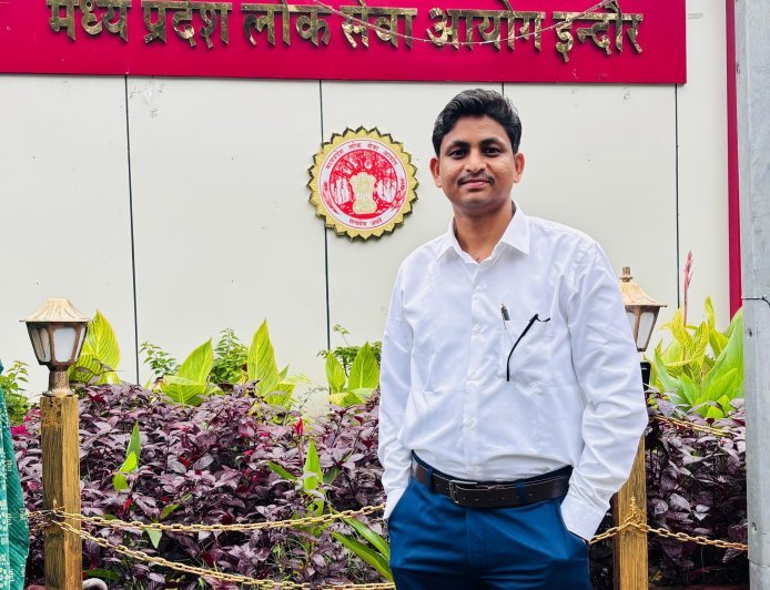किसान के बेटे ने रचा इतिहास, सीधी के नितिन पटेल ने MPPSC असिस्टेंट प्रोफेसर परीक्षा में हासिल की 10वीं रैंक