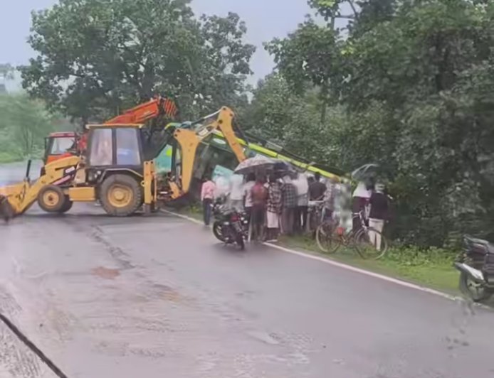 मझौली में अनियंत्रित होकर पलटी यात्री बस, सड़क से नीचे गिरी, 25-30 यात्री थे सवार