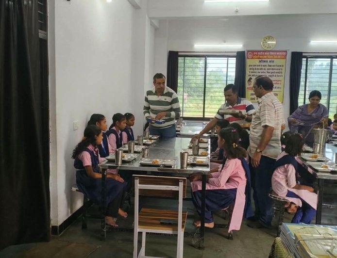 सीधी कलेक्टर विकास मिश्रा ने कन्या आश्रम का किया आकस्मिक निरीक्षण
