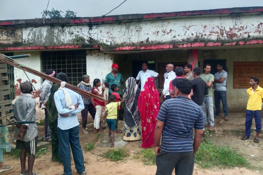 Sidhi News: बारिश में महिला का घर गिरा, 4 बच्चों संग हुई बेघर, तहसीलदार ने स्कूल में दिलाया आश्रय