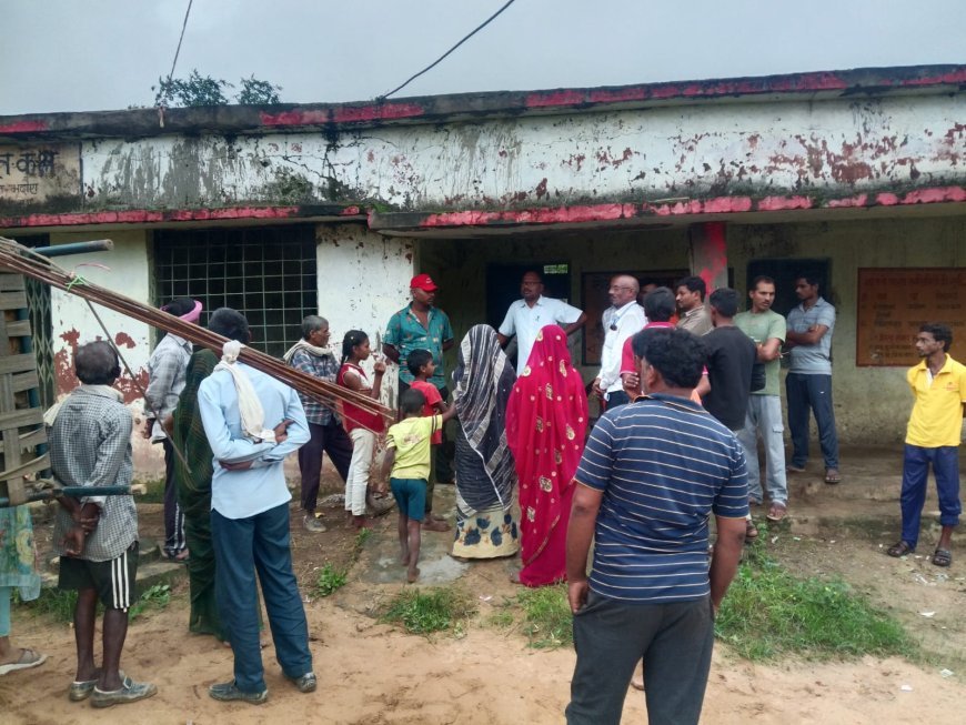 Sidhi News: बारिश में महिला का घर गिरा, 4 बच्चों संग हुई बेघर, तहसीलदार ने स्कूल में दिलाया आश्रय