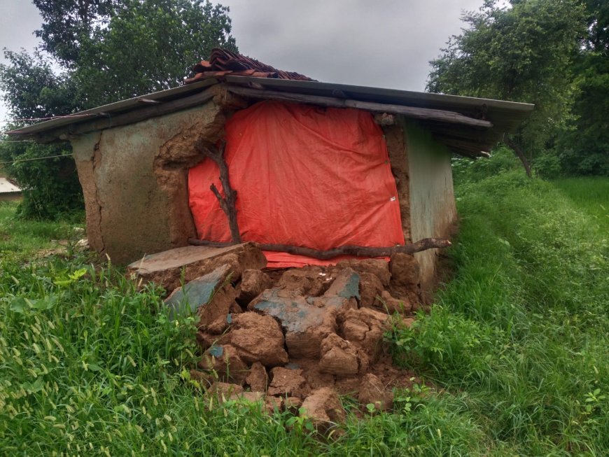 Sidhi News: बारिश में महिला का घर गिरा, 4 बच्चों संग हुई बेघर, तहसीलदार ने स्कूल में दिलाया आश्रय