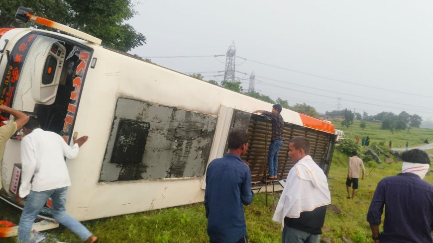 बाइक सवार को बचाने के चक्कर में पलटी यात्री बस, एक की मौत, कई यात्री घायल; परासी गांव के पास हुआ हादसा