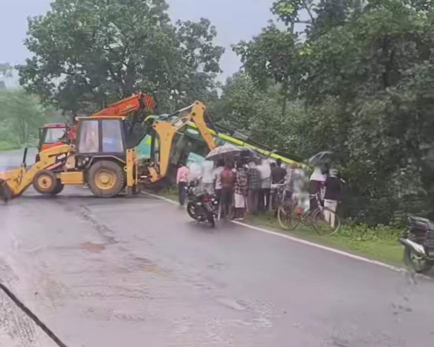 मझौली में अनियंत्रित होकर पलटी यात्री बस, सड़क से नीचे गिरी, 25-30 यात्री थे सवार