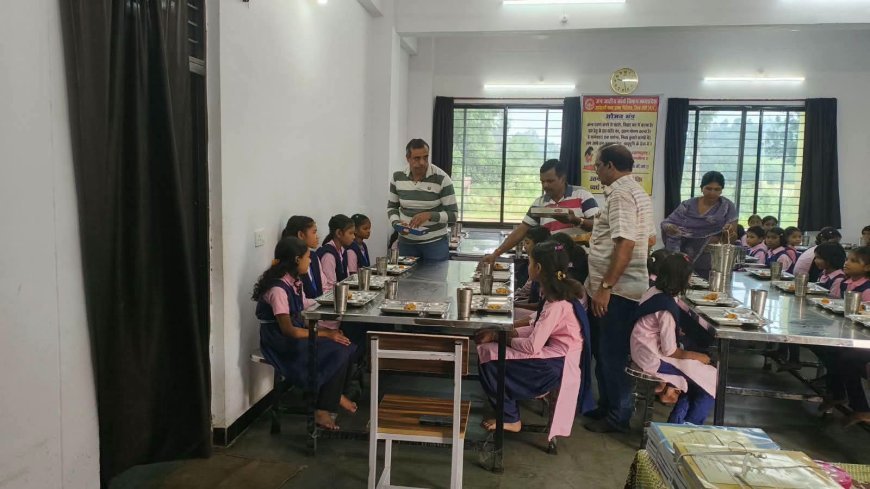 सीधी कलेक्टर विकास मिश्रा ने कन्या आश्रम का किया आकस्मिक निरीक्षण