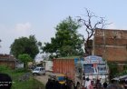 मड़वास में 7 घंटे सड़क पर खड़ा रहा ट्रक, स्कूली बच्चों और लोगों को हुई परेशानी, एजेंट पर ड्राइवर ने लगाया आरोप