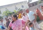 सीधी में कथित धर्मांतरण की सूचना पर पहुंचे बजरंग दल कार्यकर्ताओं से मारपीट, धरने पर बैठे VHP पदाधिकारी,VIDEO वायरल