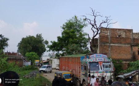 मड़वास में 7 घंटे सड़क पर खड़ा रहा ट्रक, स्कूली बच्चों और लोगों को हुई परेशानी, एजेंट पर ड्राइवर ने लगाया आरोप