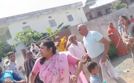 सीधी में कथित धर्मांतरण की सूचना पर पहुंचे बजरंग दल कार्यकर्ताओं से मारपीट, धरने पर बैठे VHP पदाधिकारी,VIDEO वायरल