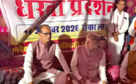 कुसमी में आदिवासियों के घर उजाड़ने पर भड़के पूर्व CM शिवराज सिंह चौहान,अपने ही सरकार के विरोध में धरने पर बैठे