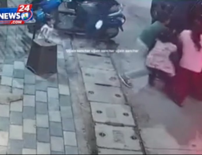 MP : घर के बाहर बैठी 19 वर्षीय युवती को कार से उठा ले गए युवक, CCTV में कैद हुई वारदात,Video वायरल