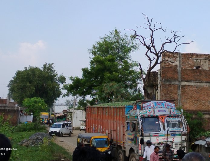 मड़वास में 7 घंटे सड़क पर खड़ा रहा ट्रक, स्कूली बच्चों और लोगों को हुई परेशानी, एजेंट पर ड्राइवर ने लगाया आरोप