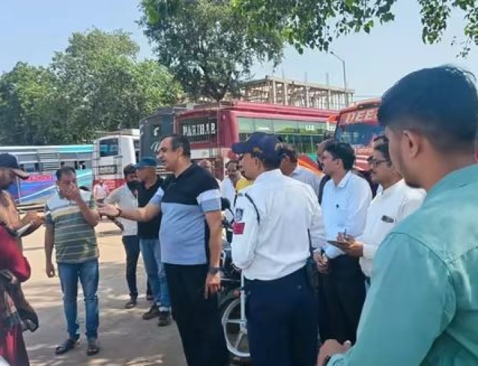 नवीन बस स्टैंड का सीधी कलेक्टर ने किया निरीक्षण,यात्री सुविधाओं, फुटकर व्यापारियों की व्यवस्था को लेकर दिए निर्देश