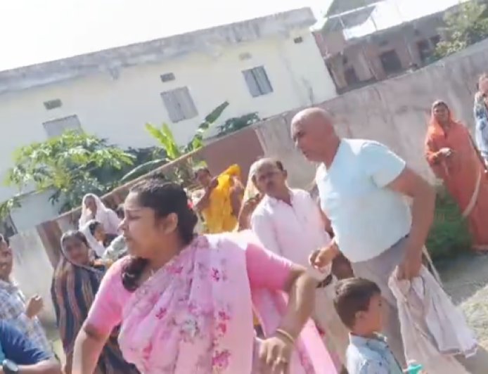सीधी में कथित धर्मांतरण की सूचना पर पहुंचे बजरंग दल कार्यकर्ताओं से मारपीट, धरने पर बैठे VHP पदाधिकारी,VIDEO वायरल