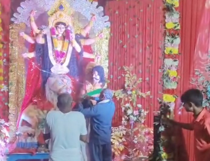 सीधी: नवरात्रि में मन्नत पूरी करने  युवक ने दुर्गा पंडाल में काटी जीभ! 12 घंटे बाद आया होश, VIDEO वायरल