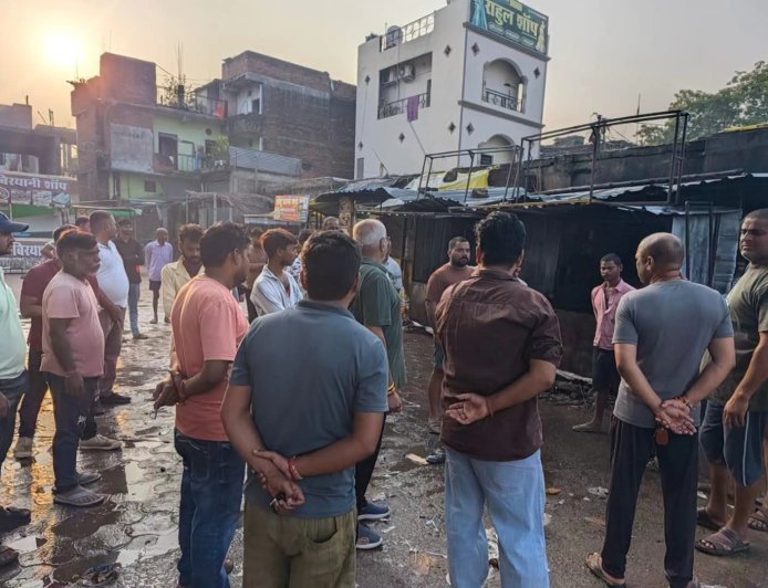 सीधी में भीषण आग से तीन दुकानें जलाकर खाक, मचा अफरा तफरी, सांसद डॉ. राजेश मिश्रा ने लिया जायजा