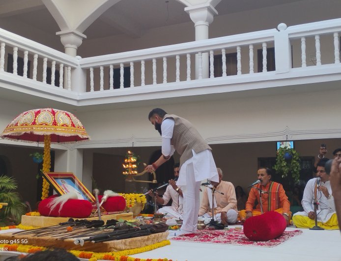 मड़वास गढ़ी में वैदिक मंत्रोच्चार के साथ गद्दी और शस्त्र पूजन, दशहरा मिलन समारोह में दूर दराज से आए गणमान्य अतिथि,VIDEO