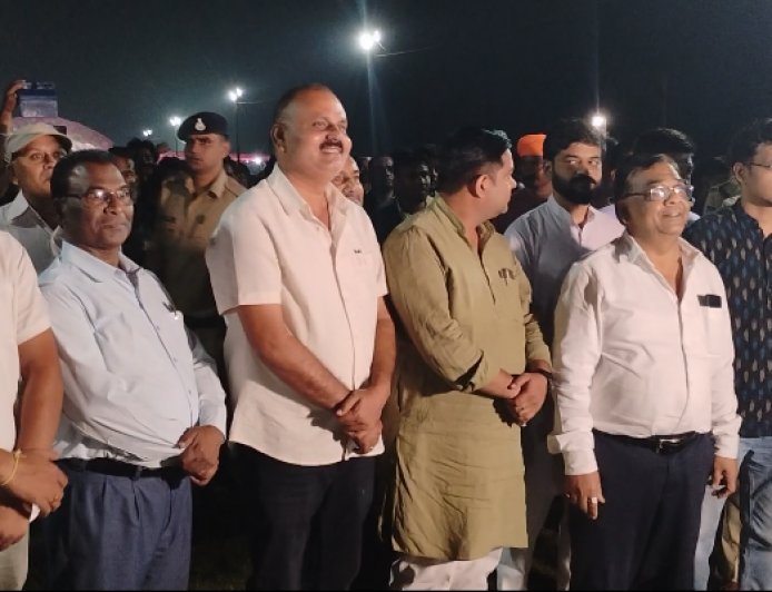 मझौली में अव्यवस्थाओं के बीच रावण दहन, न दुर्गा झांकियां दिखी न बैठने की रही समुचित व्यवस्था