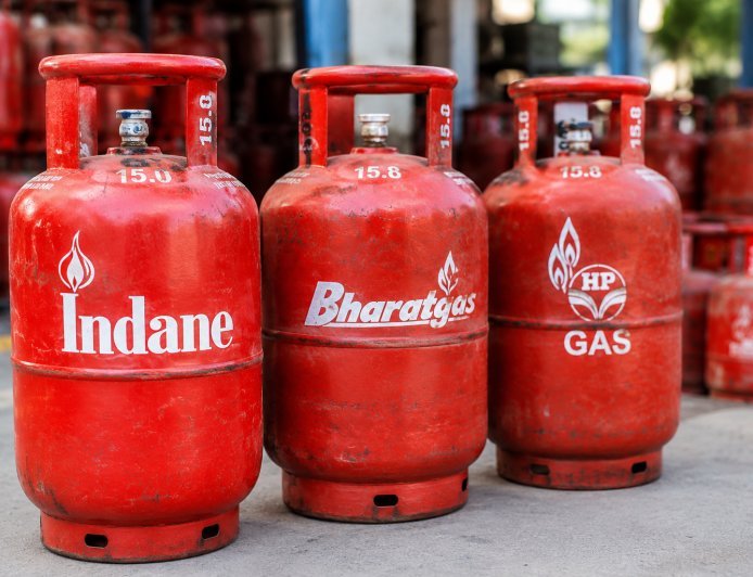 LPG Rules: 1 नवंबर से गैस सिलेंडर की कीमतों में हो सकता है बदलाव, e-KYC और PNG बिल पर भी रहेगी नजर